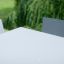 Table & Bench Quadro HPL v zeleném venkovním prostředí.