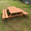 Dřevěný Larchwood Table & Bench for Kids na trávě.