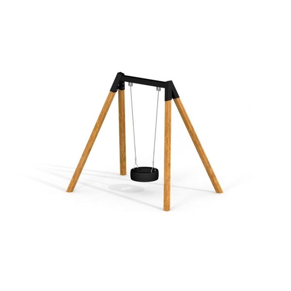 Single swing se sedátkem z pneumatiky a dřevěným rámem.