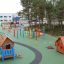 Olle's Playhouse na barevném a atraktivním hřišti ve venkovním prostředí.