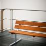 Bench, Steel Contruction s dřevěným sedákem a opěradlem na kovové konstrukci.